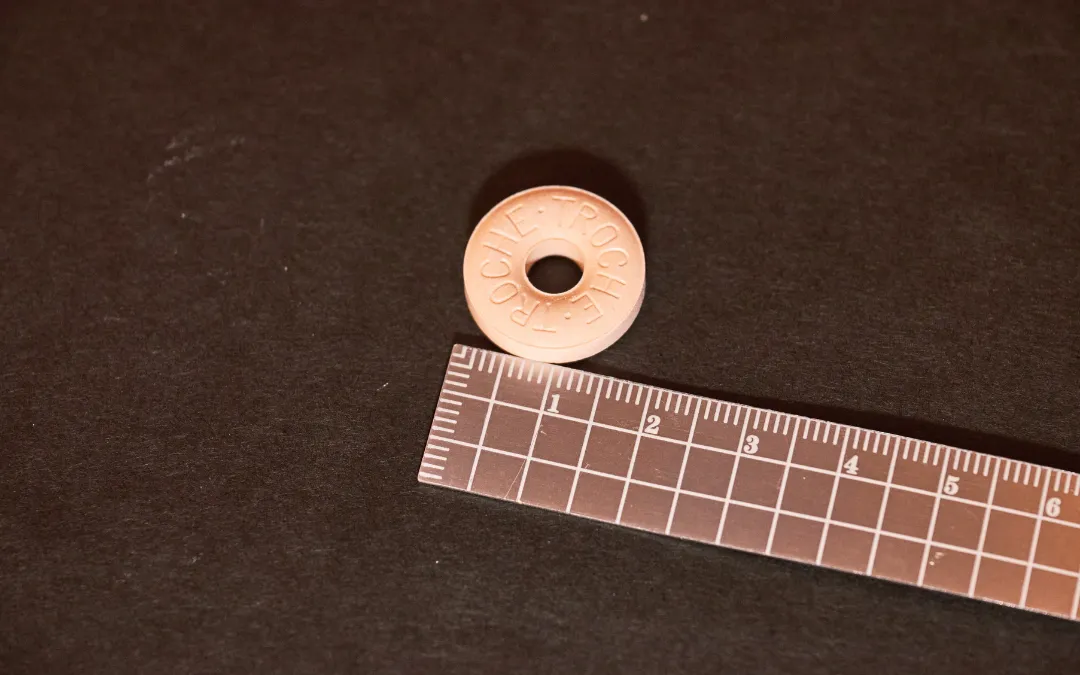 物差しを使用し、トローチ1個あたりの大きさを計測