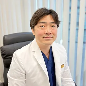 品川近視クリニック 福岡院の尾崎 秀 院長