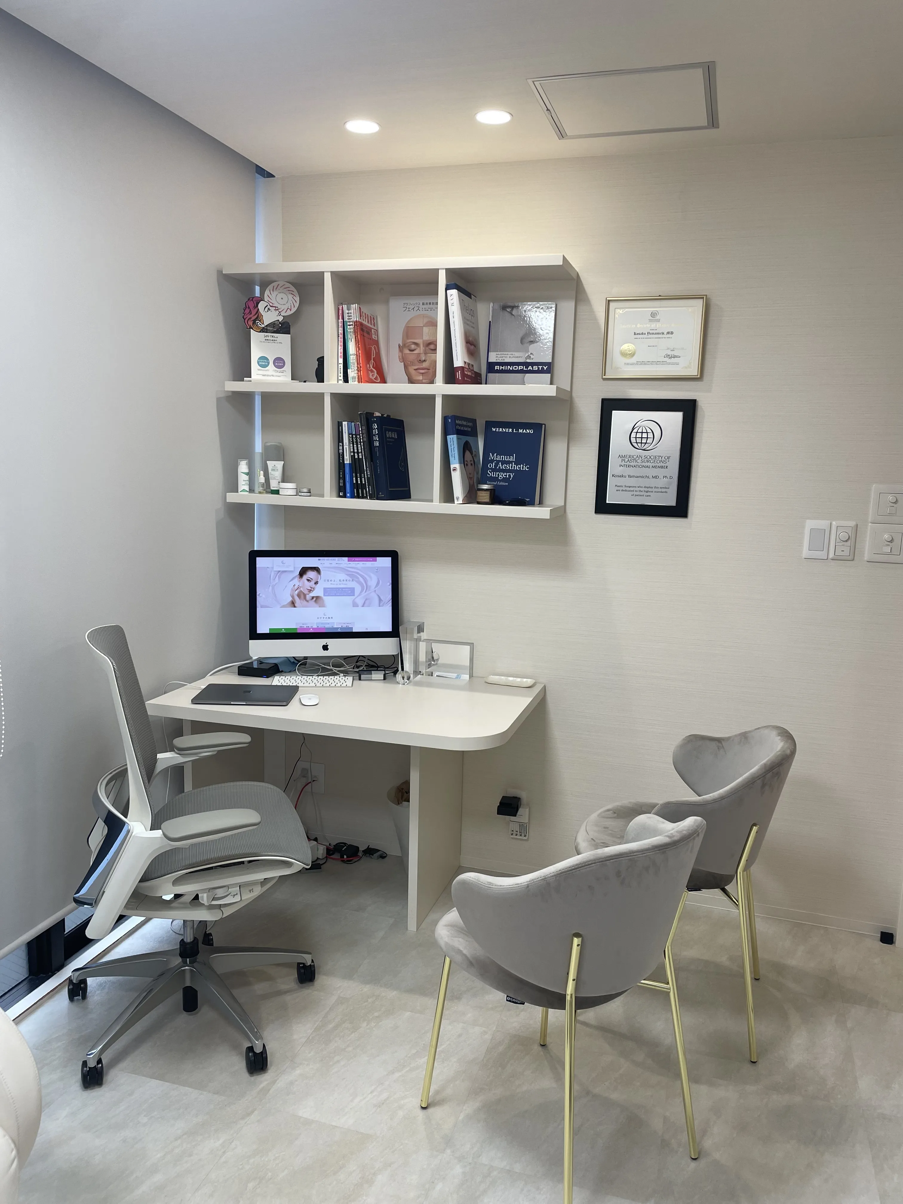 パールスキンクリニック天神_診察の様子