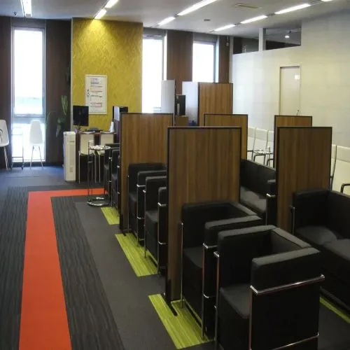 先進会眼科 福岡天神_待合室の様子_2