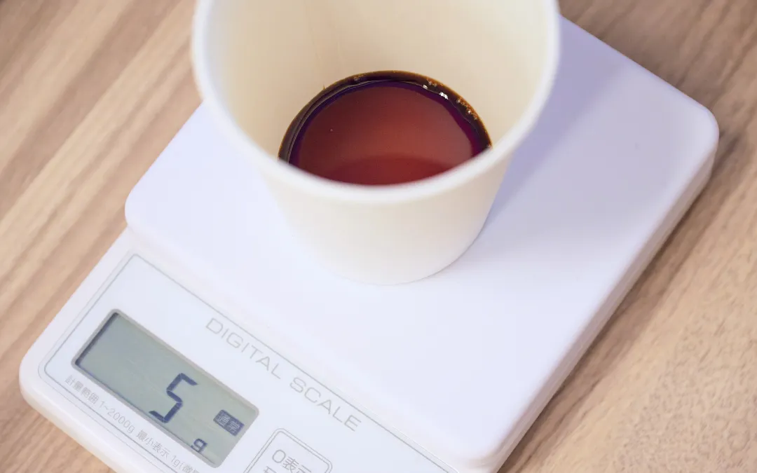 5グラムの九州醤油をテイスティングして、甘み・塩気・旨みを評価